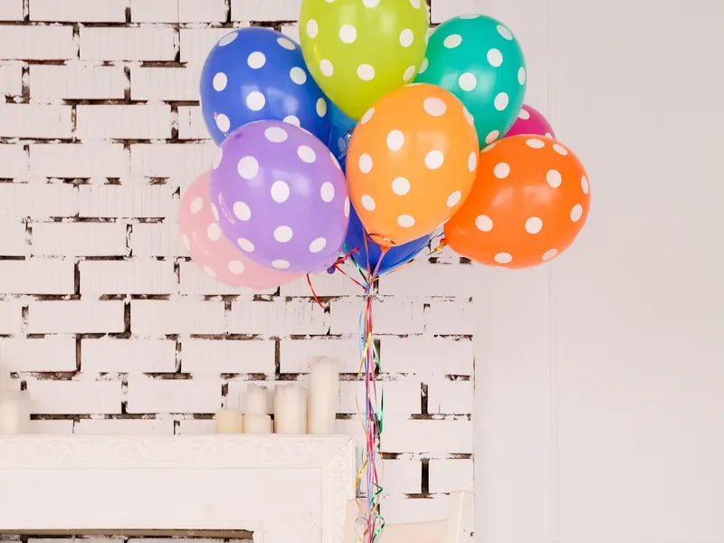 Belon parti berwarna-warni